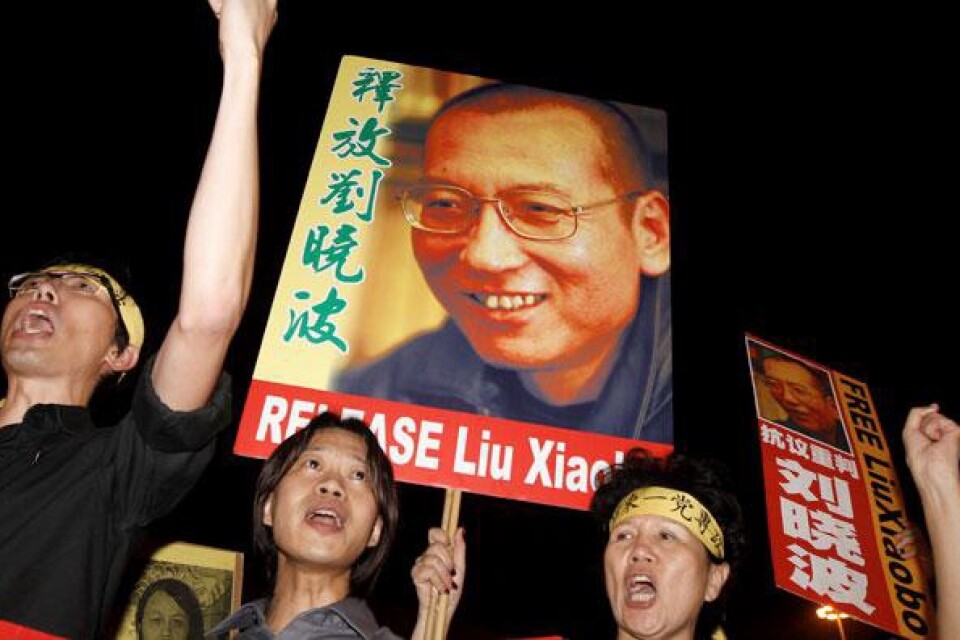 Demokratiska anhängare från Hongkong med en bild av den fängslade Liu Xiabo.