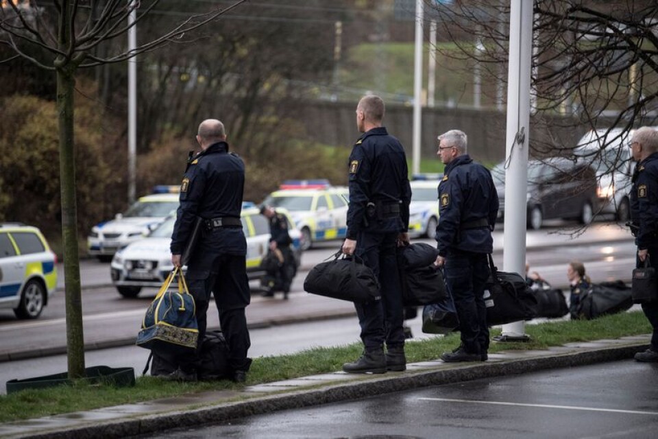 Poliser anländer till området utanför Hotel Gothia och Svenska mässan inför EU-toppmötet.