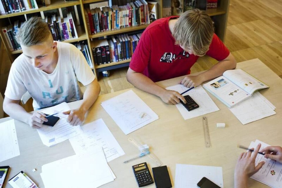 Albert Strömberg och Wilmer Jangmark hör till de flitiga som i tre veckor bytt badstranden mot skolbänken för att läsa upp sina betyg i sommarskolan.