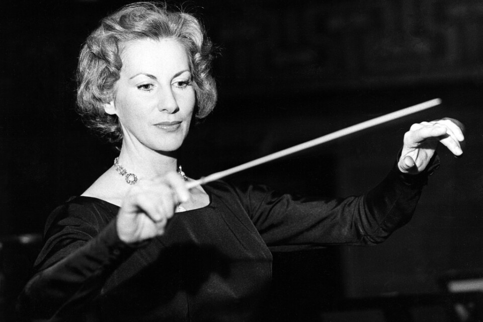 1959: Sveriges första kvinnliga dirigent Ortrud Mann leder sin orkester – här under ett framträdande i Stockholms konserthus där verk av Jean Sibelius framfördes. Arkivbild.