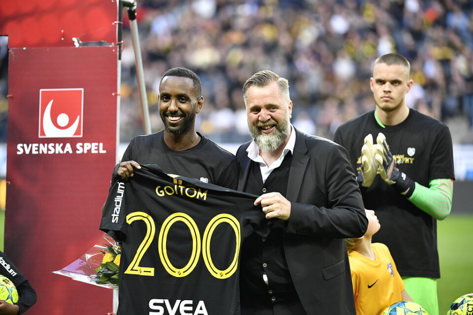 Henok Goitom, vänster, hyllades av AIK-publiken och tilldelades en speciell tröja av sportchef Björn Wesström före 2–0-segern mot Falkenberg.