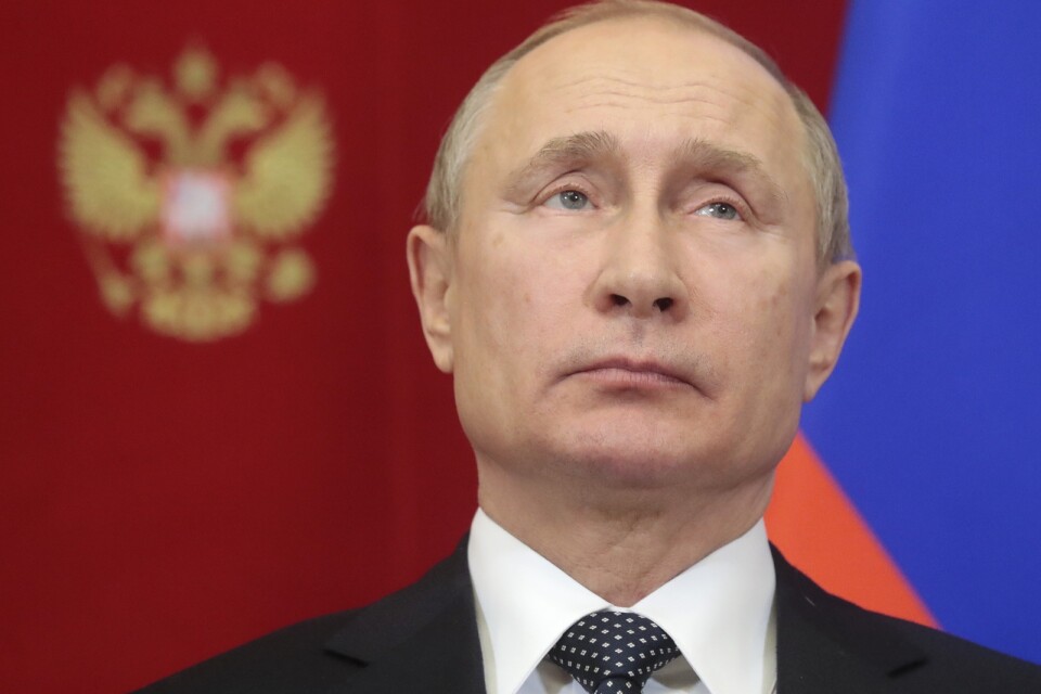 Vladimir Putin leder ett land vars BNP väntas minska med sex procent i år. Arkivbild.