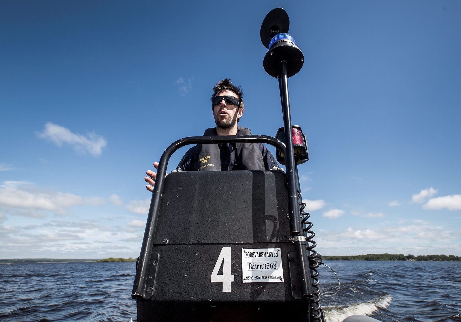 Anders Eriksson styr med van hand riben, som den militära gummibåten med fast botten kallas.