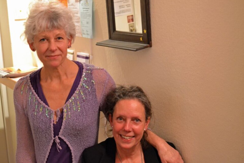 ”Jag har hållit i flera yogaklasser i veckan sedan 2004. Det är ett fantastiskt sätt att hitta tillbaka till sin smidighet och finna närvaro”, säger Renée Karlsdotter. ”Det är faktiskt 40 år sedan jag lärde mig meditera”, konstaterar tvillingsystern Madeleine Svensson.