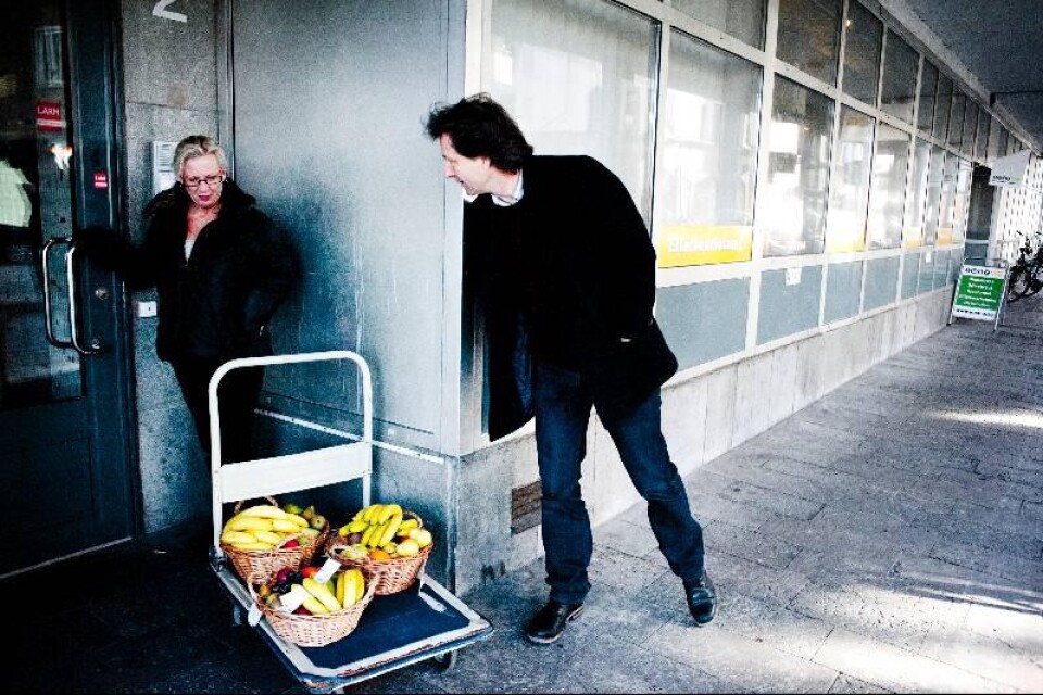 Dåliga bananer. Eva Isaksson från Fruktbudet levererar bananer från Chiquita till ett företag i närheten av WG films lokaler i Malmö. ”Dåliga bananer det med”, konstaterar Fredrik Gertten.