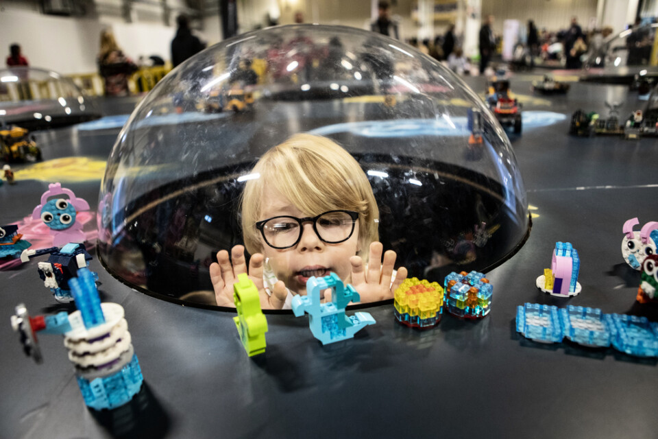 Utställningen Lego World på Kistamässan i Stockholm. Är femårige Henry Pennlöv är framtida hyrare av legobitar?