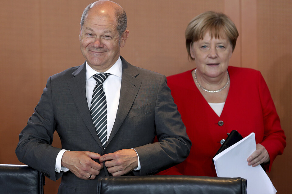 Tysklands finansminister Olaf Scholz tillsammans med förbundskansler Angela Merkel vid ett regeringssammanträde i Berlin. Arkivbild.
