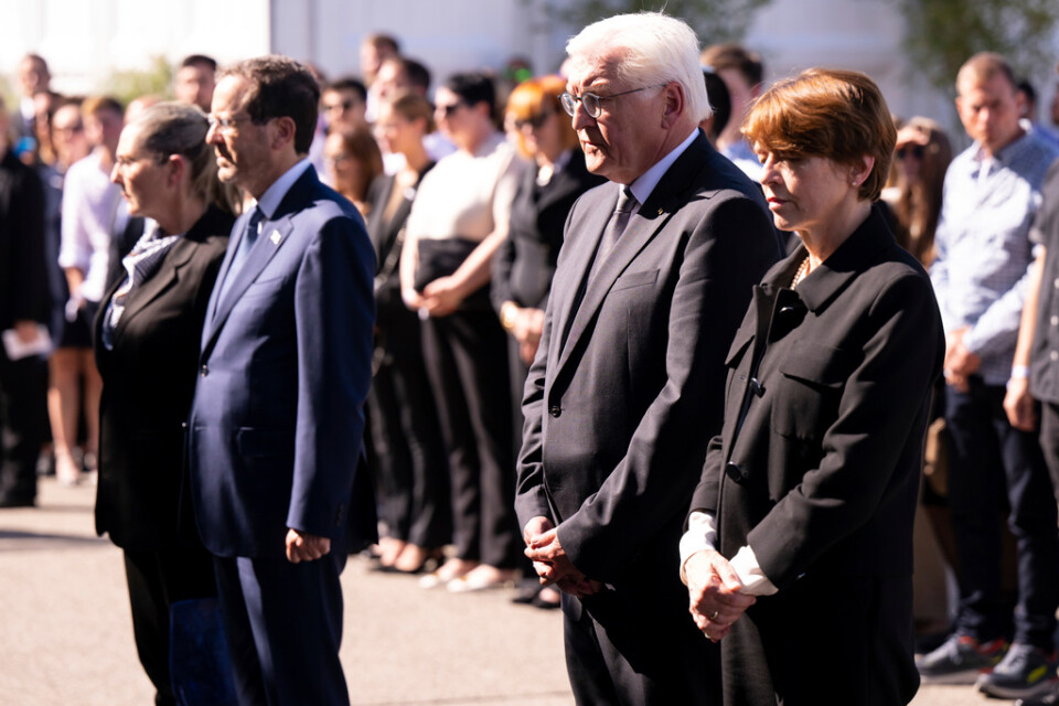 Tysklands president Frank-Walter Steinmeier, andra från höger, hans fru Elke Buedenbender, höger, och Israels president Isaac Herzog, andra från höger, och hans fru Michal Herzog, vänster, deltog i minnesceremonin.