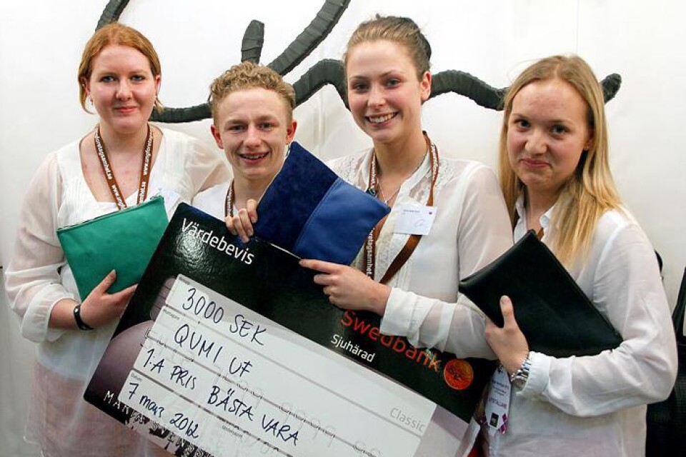 Tingsholmsgymnasiets Qumi UF ska satsa vinstpengarna i företaget. Från Vänster: Emma Löf, Viktor Andersson, Elvira Hedenlund och Ellen Rydberg