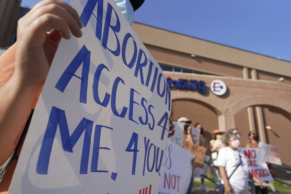 Abortförespråkare demonstrerar framför Edinburgs stadshus i Texas.