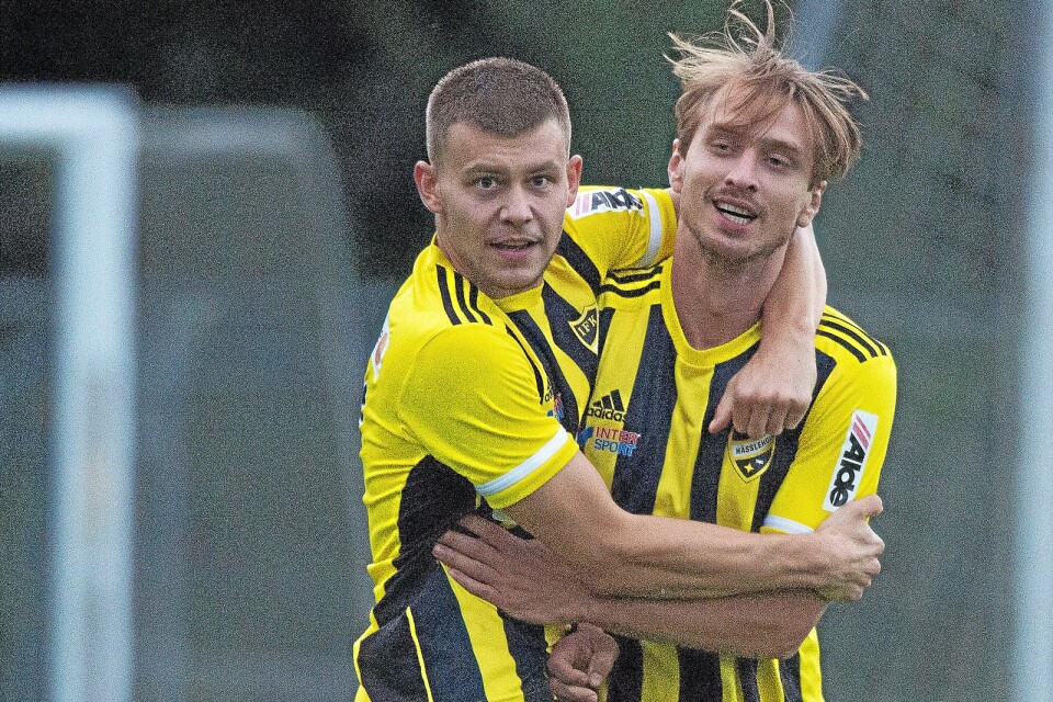 IFK:s målskyttar Ivan Danielsson Andonovski och Julian Grozdanovski kramar om varandra efter att den sist nämnda kvitterat till 2–2 mot Asarum.