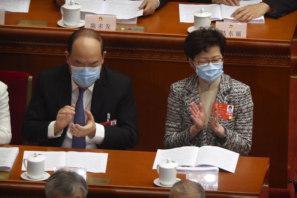 Hongkongs ledare Carrie Lam (till höger) deltog i öppnandet av nationella folkkongressen i Peking, som de flesta med munskydd för att begränsa spridningen av coronaviruset.