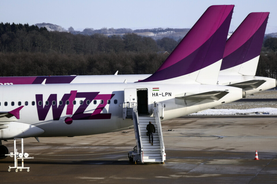 En man går ombord på ett Airbus A320 flygplan tillhörande Wizz Air på Malmö Airport. Arkivbild.