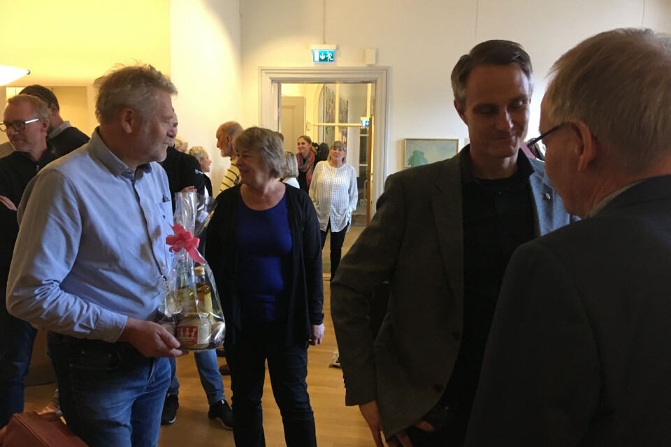Kön av tacksamma gratulanter var lång när kommunalrådet Bertil Dahl avtackades på tisdagen. Förvaltningschefen Jonas Sverkén följdes av kommunalrådskollegan Ingemar Einarsson (C).