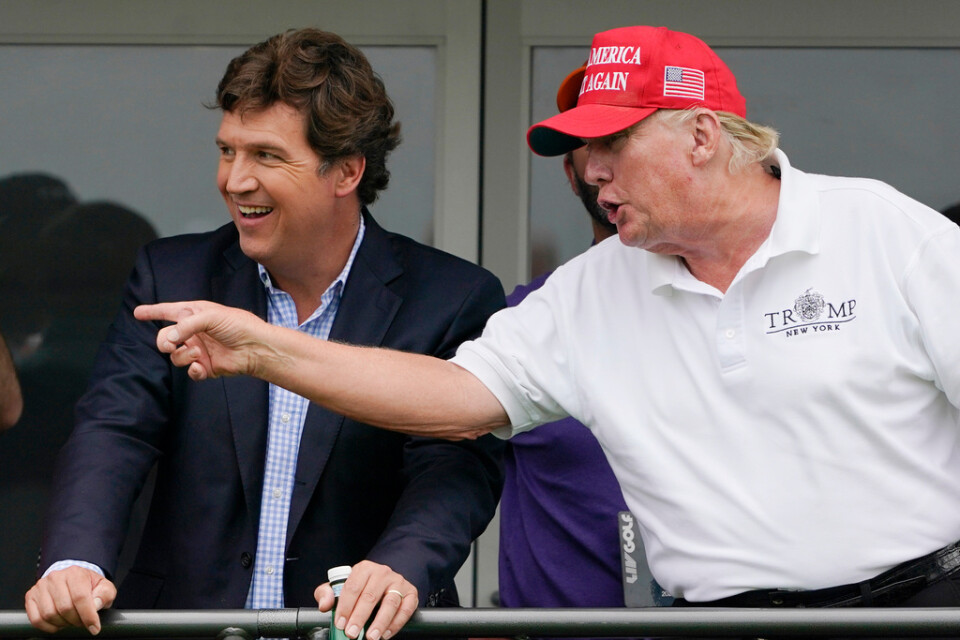 Foxprofilen Tucker Carlson, till vänster, och USA:s tidigare president Donald Trump tillsammans under en golfturnering förra året.