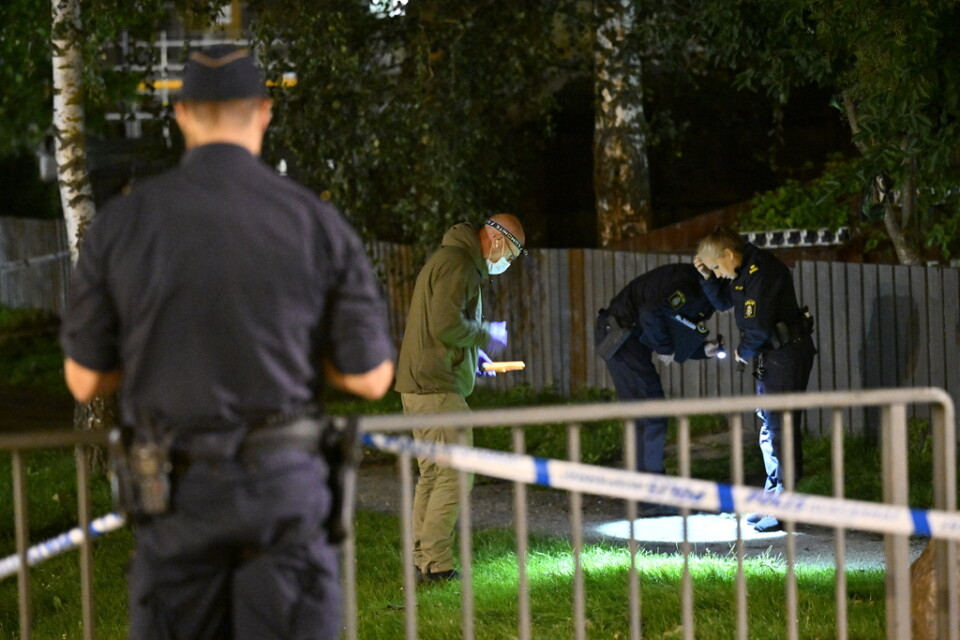 Polis och kriminaltekniker på plats på Rosengård i Malmö på torsdagskvällen efter att skotthål upptäckts i ett lägenhetsfönster.