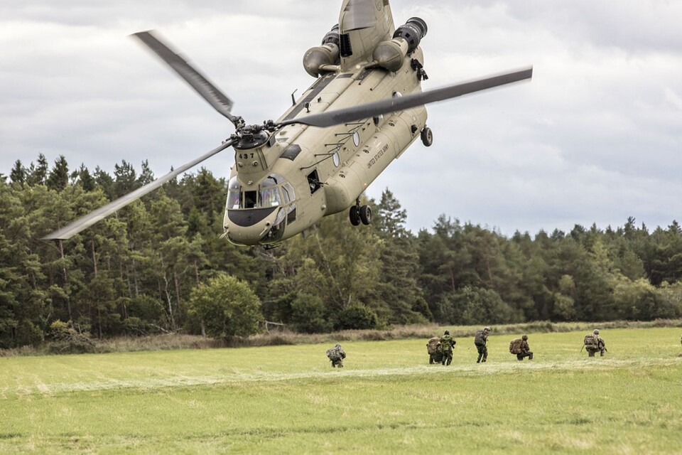 En CH-47 Chinook, en amerikansk transporthelikopter landar med soldater på en åker i Hangvar på norra Gotland under försvarsövningen Aurora 17.