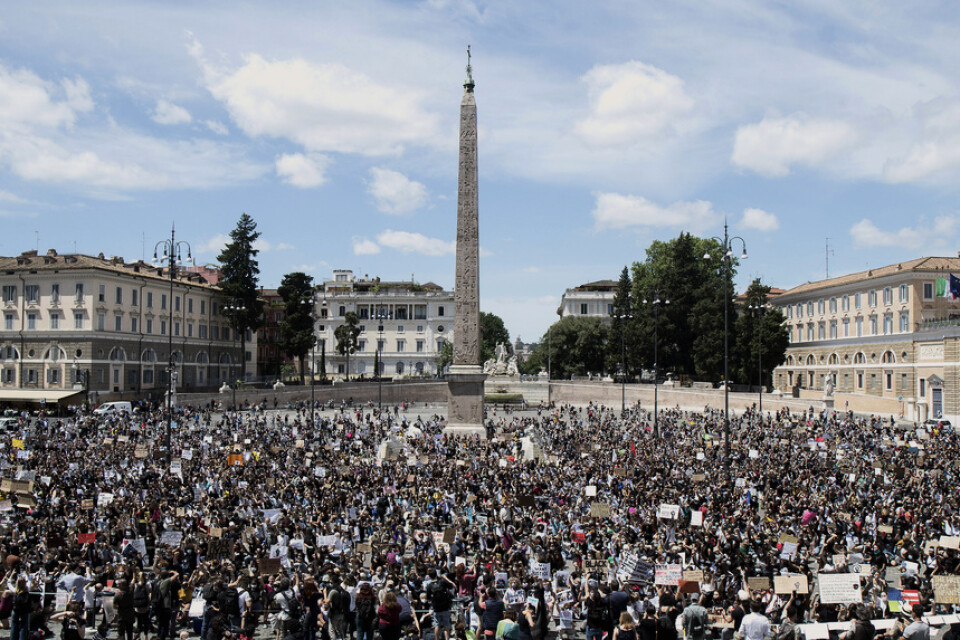 Människor fyller på söndagen Piazza del Popolo, ett av Roms största torg, till stöd för Black lives matter-rörelsen i USA.