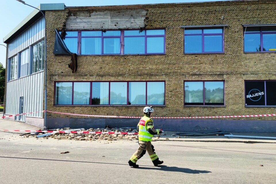 Delar av en vägg i en kontorsbyggnad i Arvika har rasat.