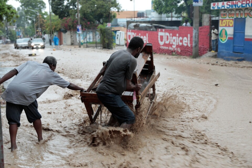 En översvämmad gata i Port-au-Prince. Bild från i söndags.