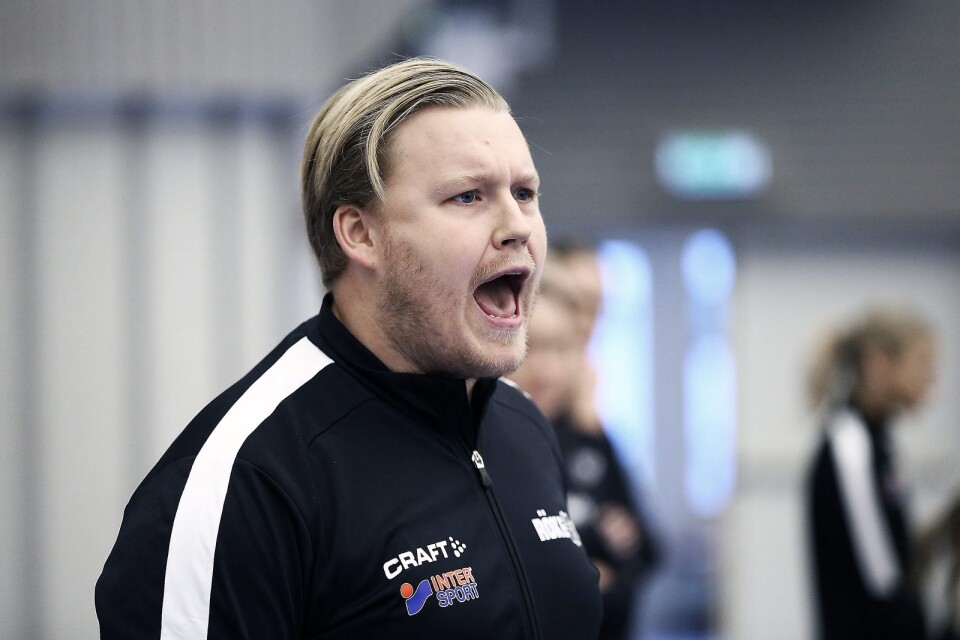 Röketränaren Rickard Träff fick många svar efter 10–10 mot Halmstad.