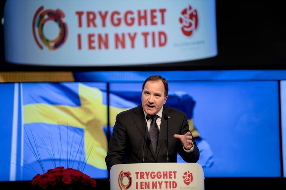 Socialdemokraternas partiledare Stefan Löfven under sitt tal till partikongressen i Göteborg 9 april i år. Den röda fanan var i år ersatt med en blågul.