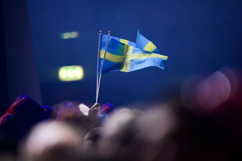 LISSABON 2018-05-12Svenska flaggor viftas bland publiken infˆr lˆrdagens final i Eurovision Song Contest pÂ Altice Arena i Lissabon.Foto: Stina Stjernkvist / TT kod 11610