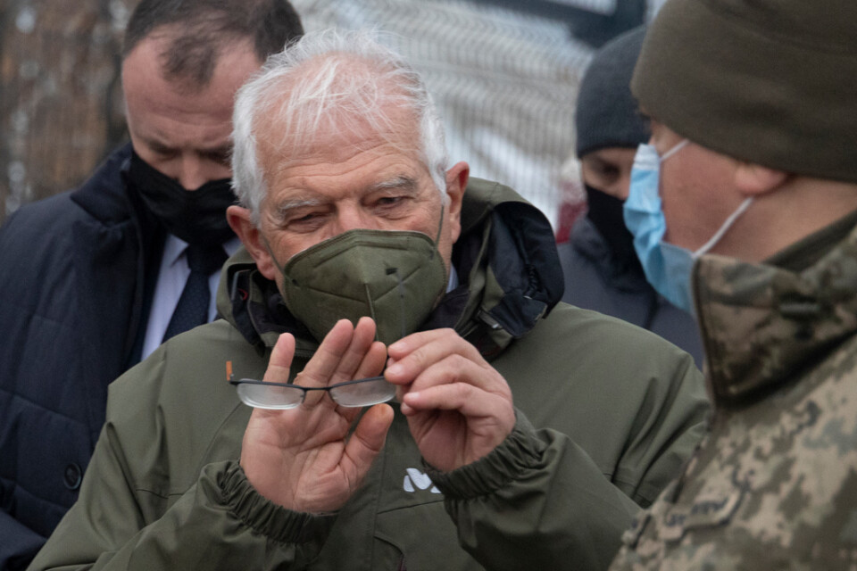 EU:s utrikeschef Josep Borrell möter ukrainska soldater under sitt besök i Ukraina på onsdagen.