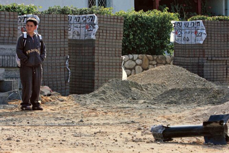 En exploderad Kassamraket avfyrad från Gaza ligger kvar på en skolgård i Israel.