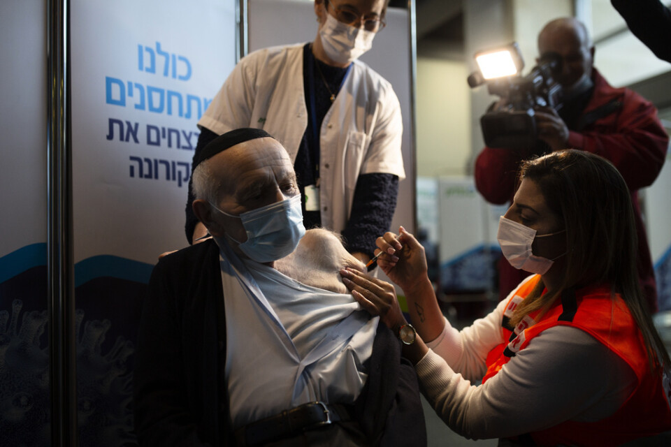 Joseph Zalman Kleinman, överlevare från Förintelsen, är en av de israeler som vaccinerades mot covid-19 i januari. Nu erbjuder Israel en tredje dos till personer över 60 år som fick den andra dosen för minst fem månader sedan. Arkivbild
