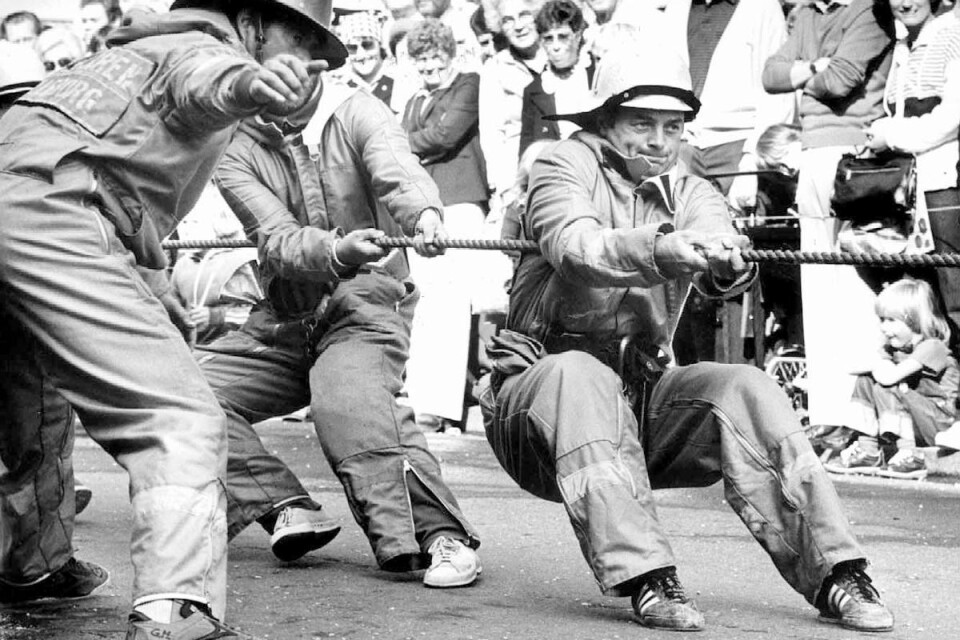1982. Ystads brandkår tog hem segern i dragkampen mot kollegorna i Trelleborg. Foto: Claes Nyberg