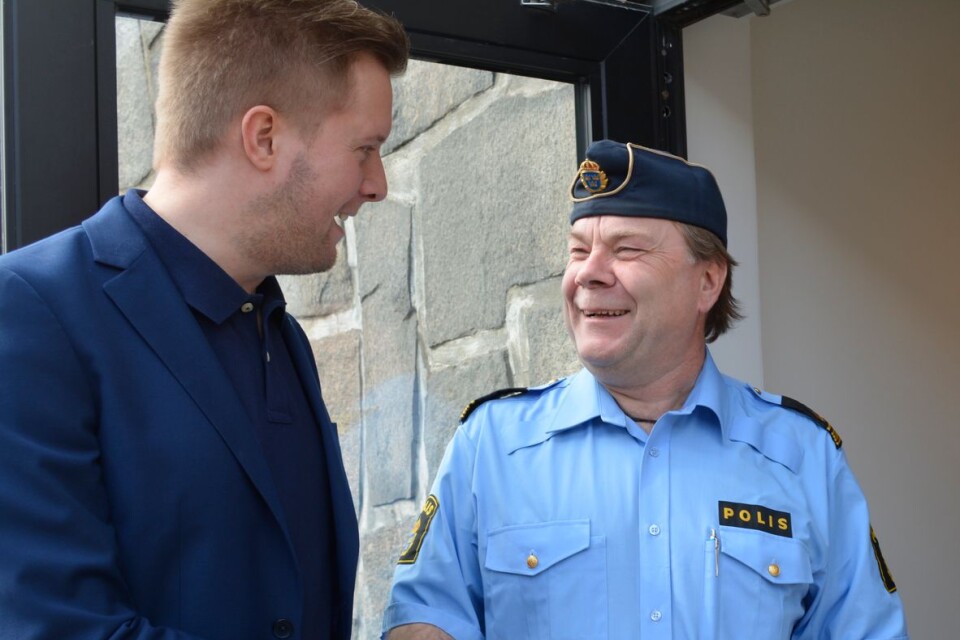 Niklas Larsson (C), kommunstyrelsens ordförande i Osby hälsar på Rolf Paimensalo, kommunpolis i Osby och Östra Göinge och vill ha en polisstation i Osby.