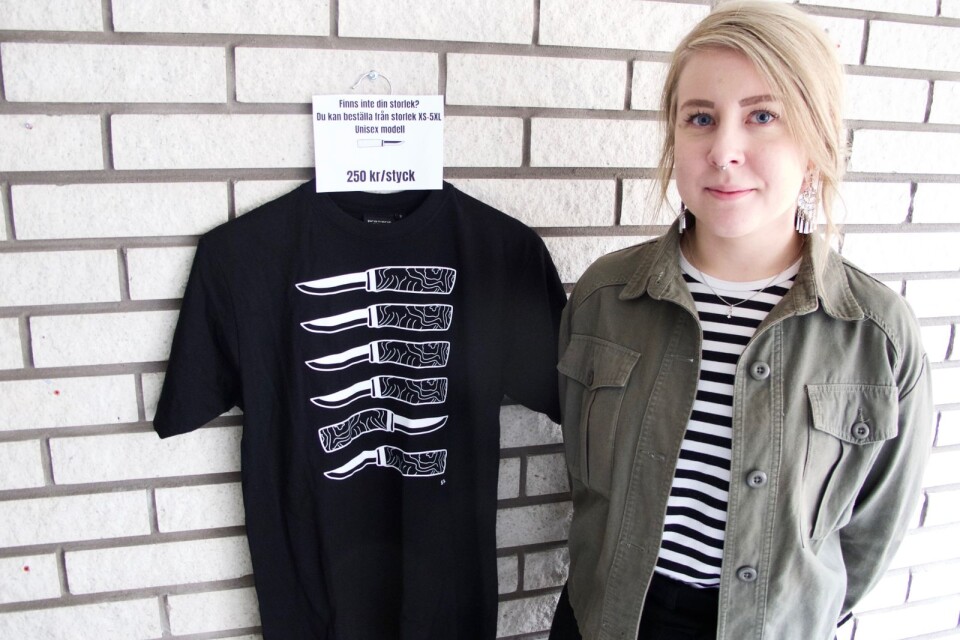 Sanna Laakso är en konstnär och radiopratare bosatt i Emmaboda. Hon har bland annat designat t-shirten med knivar på, i syfte att belysa fördomar mot Finland.