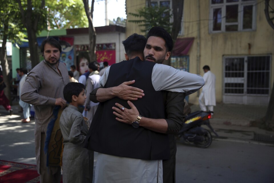Två män kramar om varandra efter böner i samband med id al-fitr utanför en moské i Afghanistans huvudstad Kabul i söndags.