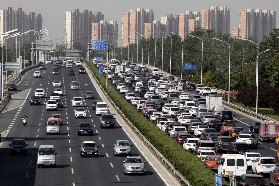 Snigelfart på motorvägen i Peking. Efter att ha minskat kraftigt när staden stängde ökar nu biltrafiken igen. Arkivbild.