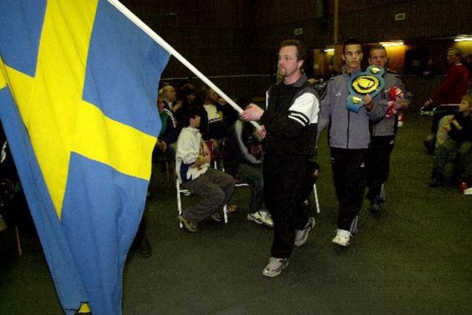 Sverigematch i Näsum! Lars-Uno Carlsson bär den svenska fanan och bakom sig har han Benjamin Kalinovic.