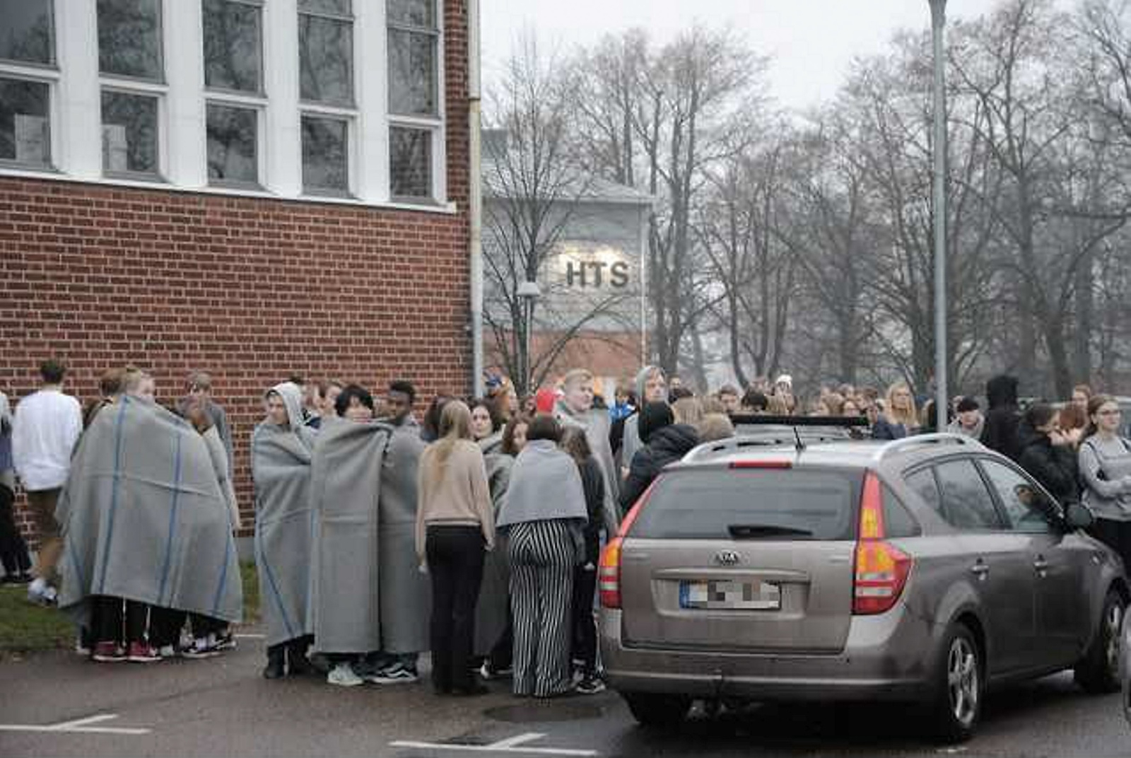 Eleverna fick stå och vänta utomhus i en timme innan de eskorterades av polis till Qpoolen. Foto: Lars-Åke Englund