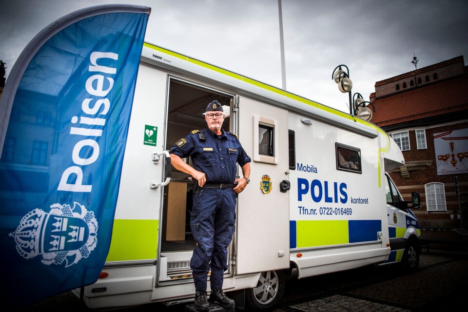 Polisen hade sin husbil på Stora torg under tisdagen, för att få in tips om våldsdådet. ”Vi fick in lite tips. Alla iakttagelser är jätteviktiga”, säger Göran Svensson. Har du sett något? Ring polisen på 114 14.