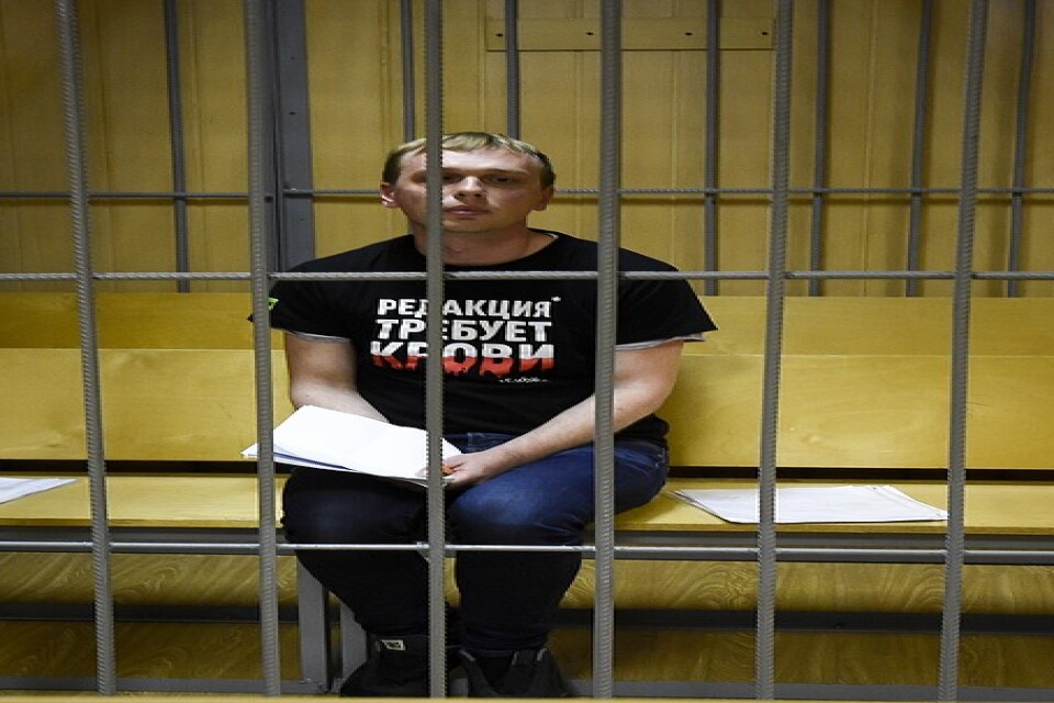 Den ryske journalisten Ivan Golunov i en bur i rättssalen i Moskva på lördagen.