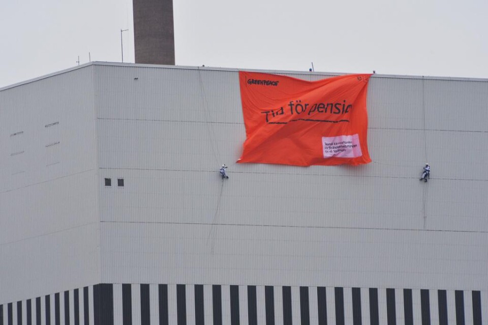 Nitton personer åtalades för olaga intrång efter en aktion mot Oskarshamns kärnkraftverk i mars 2014. Gruppen av aktivister tog sig förbi flera staket och klättrade upp på ett reaktortak. Vid den nu avslutade rättegången i Kalmar yrkade åklagare Magnus