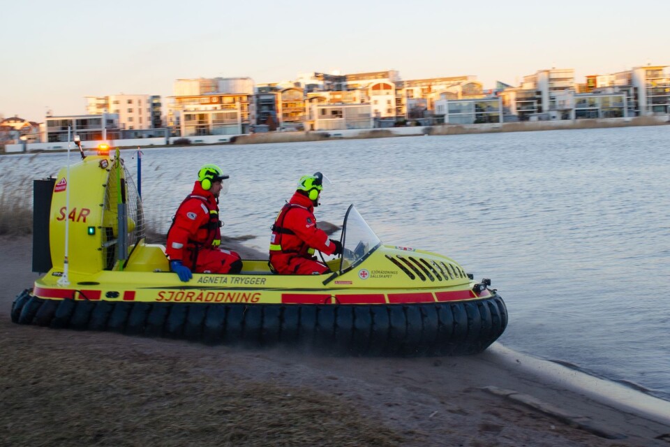 Magnus Danbolt, svävarpilot på räddningsstationen i Kalmar, är påväg att köra ut fordonet på vattnet med Andreas Svensson, svävarpilot och stationsansvarig på räddningsstationen i Kalmar, sittandes bakom sig.