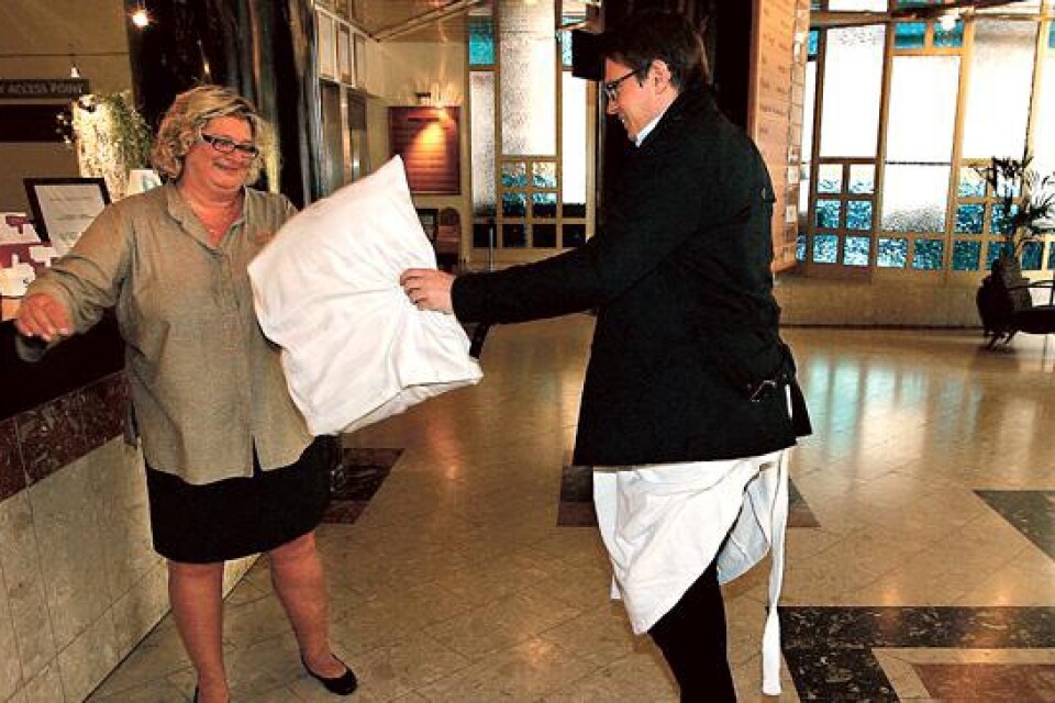 Att checka ut med morgonrock och kudde gick inte. BT:s reporter gjorde ett tappert försök. Husmor Ingmari Nyhlén upptäckte försöket direkt.