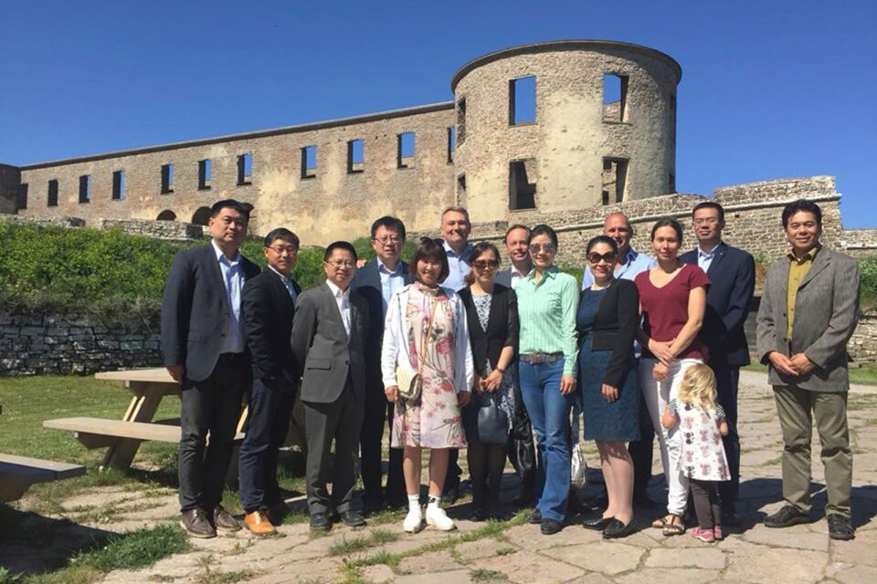 Kommunalrådet Ilko Corkovic och näringslivsutvecklaren Kristian Petersson Sjövall träffade representanter från kinesiska ambassaden och handelskammaren på Borgholms slott.
