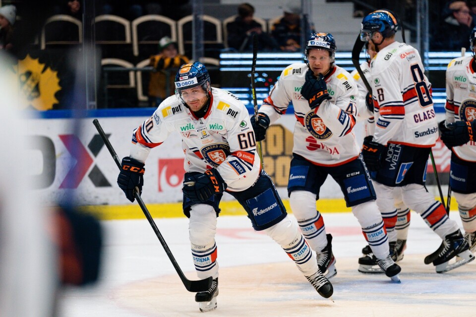 Växjös Erik Josefsson jublar efter 0-1 under ishockeymatchen i SHL mellan Skellefteå och Växjö den 25 oktober 2022 i Skellefteå.