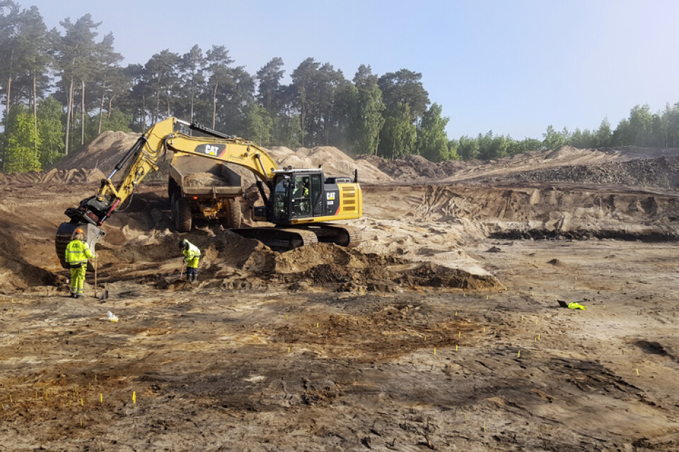 Här, i Ljungaviken i Sölvesborg, har lämningar efter stenåldersjägare hittats. De har legat under ett lock av lera. "Nu har vi lyft bort locket", säger Carl Persson, arkeolog och projektledare.
