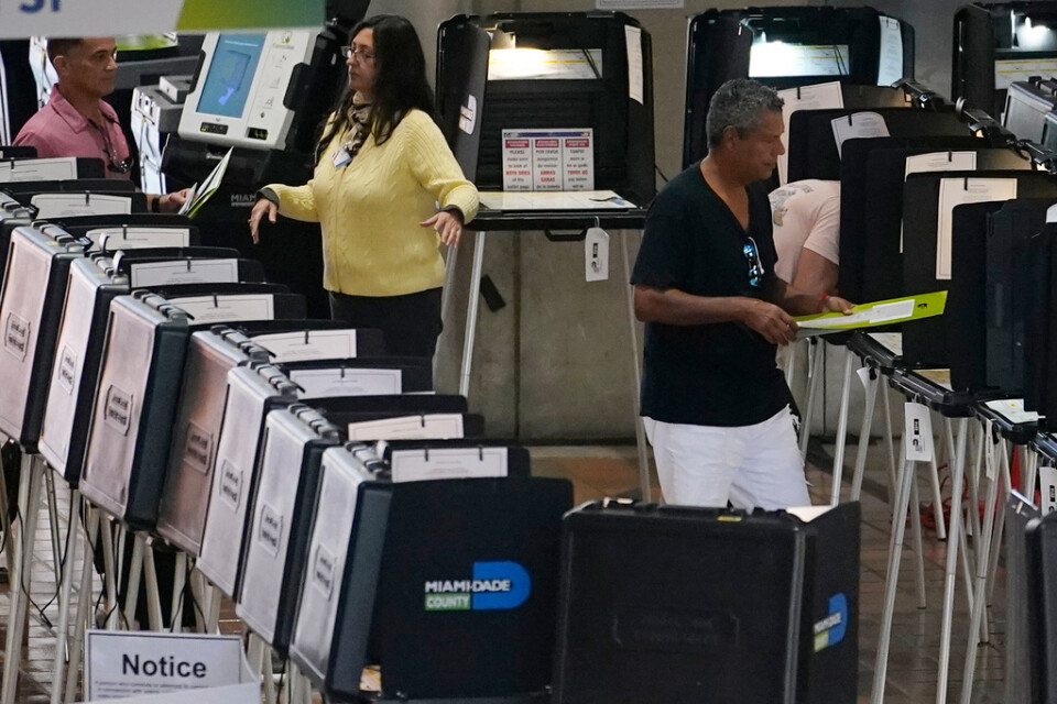Förtidsröstandet har pågått ett tag. Här håller arbetet på i en vallokal i Miami, i söndags.