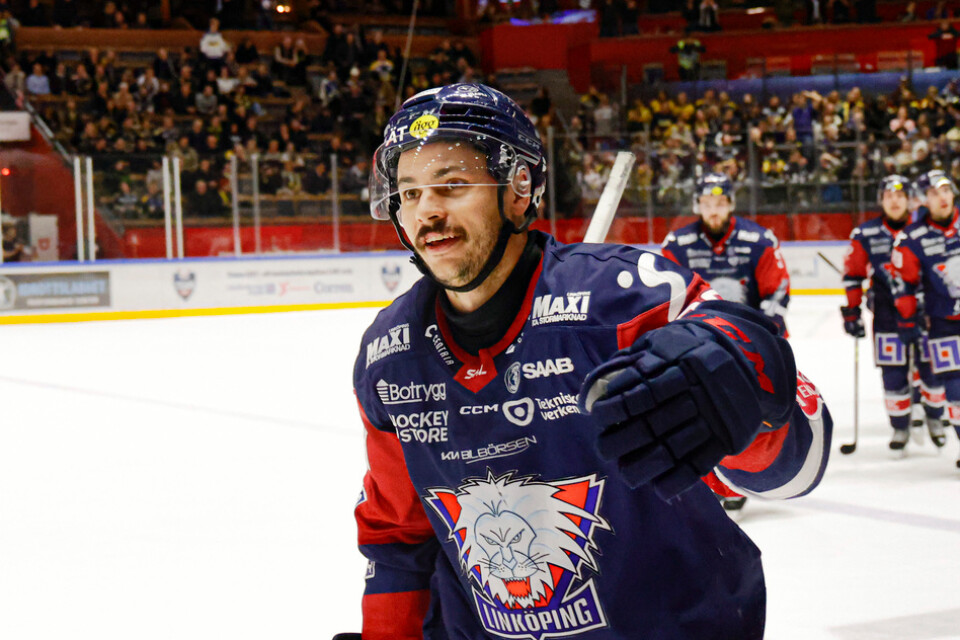 Linköpings tremålsskytt Ty Rattie firar ett av sina mål mot HV71.