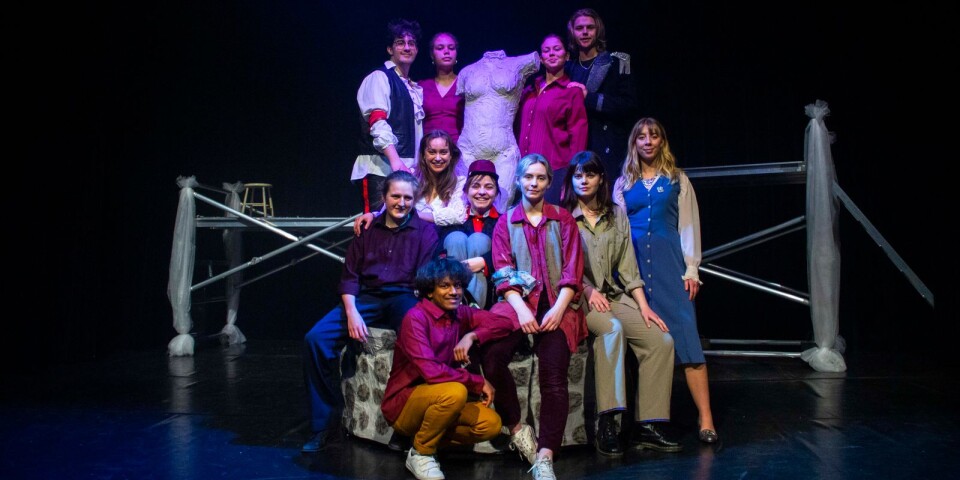 Elever från Ölands folkhögskola sätter upp pjäs på Kalmar teater: ”Riktig Shakespeare-aura”