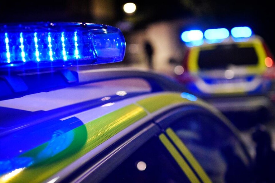 Polisen utreder misstänkt vapenbrott i Lindome söder om Göteborg efter larm om skottlossning. Flera personer ringde polisen vid 22-tiden. Flera patruller skickades till platsen. - Vi har nu kunnat konstatera att det har varit någon typ av skottlossning