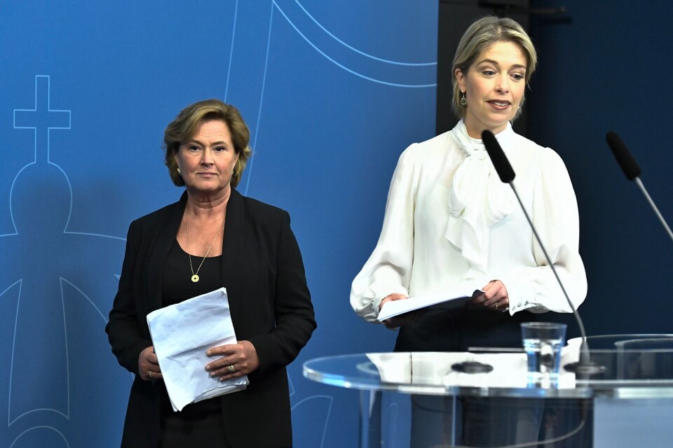 Ersätter. Socialminister Annika Strandhäll och Försäkringskassans tf generaldirektör Maria Hemström-Hemmingsson på presskonferens.